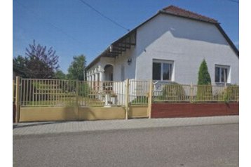 Hungría Privát Tiszaújváros, Exterior